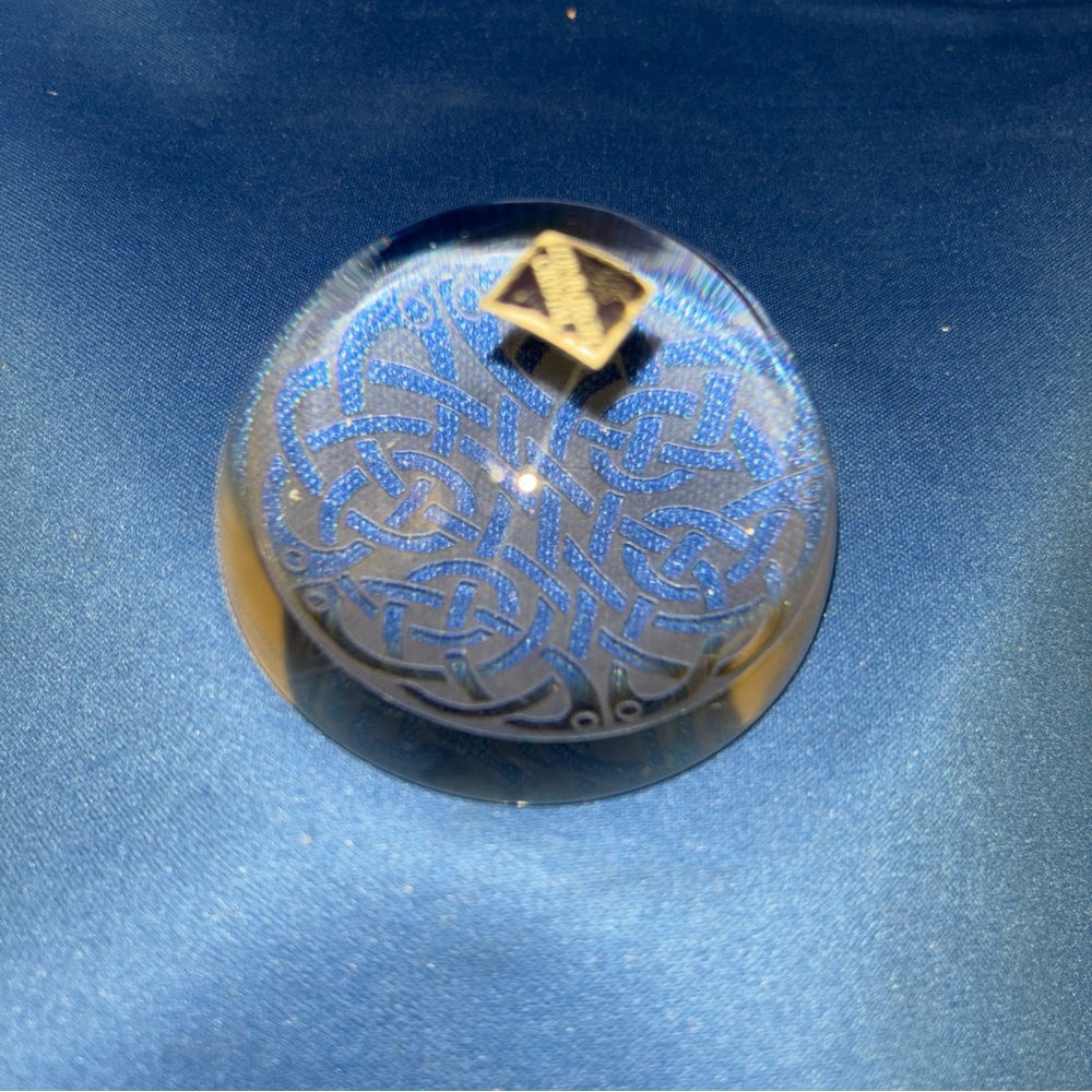 Edinburgh Castle Etched Celtic Knot Crystal Round Paperweight 2 By 2.75 Diameter